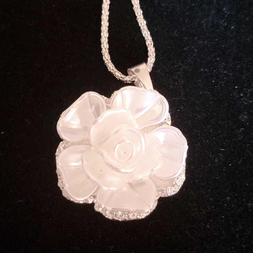 Flower Pendant with chain